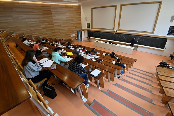 Des étudiants de l'Université de Rennes 1, dans un auditorium, le 4 janvier 2021. (DAMIEN MEYER/AFP via Getty Images)