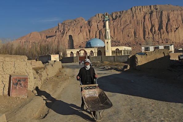 -Un homme Hazara près du site des statues des Bouddhas de Bamiyan, qui ont été détruites par les Taliban en 2001, le 5 mars 2021. Photo by WAKIL KOHSAR/AFP via Getty Images.