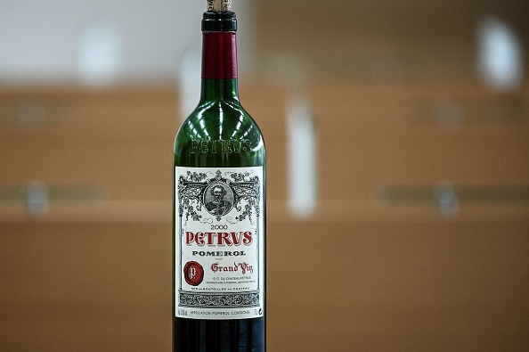 Une bouteille de Petrus revenue de  l'espace estimée à 830.000 euros, (1 million de dollars). (Photo 
 PHILIPPE LOPEZ/AFP via Getty Images)