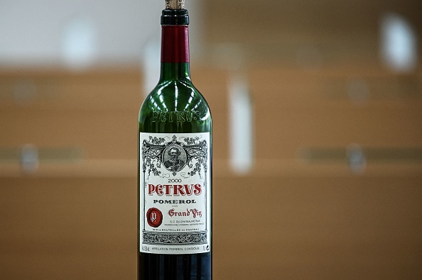 Une bouteille de Petrus revenue de  l'espace estimée à 830.000 euros, (1 million de dollars). (Photo 
 PHILIPPE LOPEZ/AFP via Getty Images)