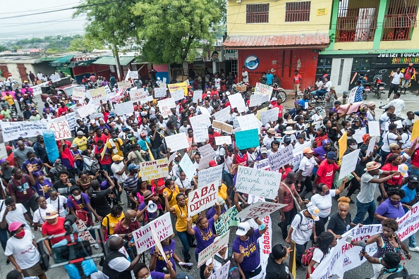 -Les manifestants dénoncent la violence des gangs, le 3 avril 2021. Photo par Reginald LOUISSAINT JR /AFP via Getty Images.