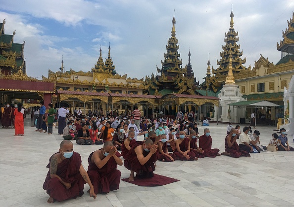 Des moines bouddhistes visitent la pagode Shwedagon à Yangon le 17 avril 2021. Photo par STR / AFP via Getty Images