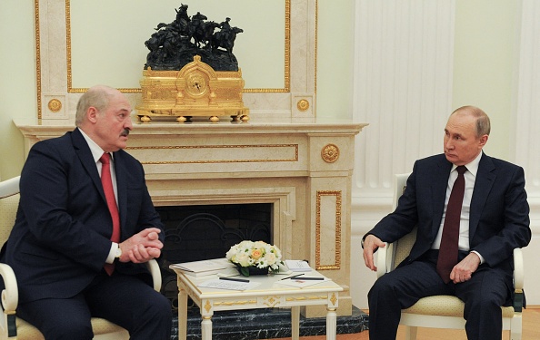 -Le président russe Vladimir Poutine va rencontrer son homologue biélorusse Alexander Loukachenko. Photo de Mikhail Klimentyev / SPUTNIK / AFP via Getty Images.