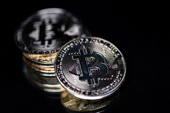 Mercredi vers 15H40 GMT (17H40 à Paris), le bitcoin perdait 14% à 37.420 dollars. Elle avait flirté un peu plus tôt avec le seuil des 30.000 dollars, un prix plus vu depuis fin janvier. (Photo : MARTIN BUREAU/AFP via Getty Images)
