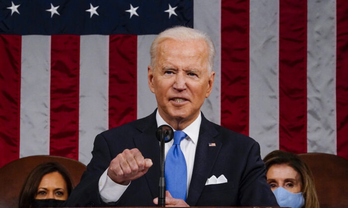 Le président américain Joe Biden s'adresse à une session conjointe du Congrès des États-Unis au Capitole de Washington, le 28 avril 2021. (Melina Mara/Pool/Getty Images)