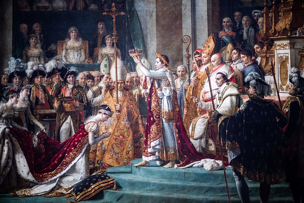 -"La consécration de l'empereur Napoléon et le couronnement de l'impératrice Joséphine dans la cathédrale Notre-Dame le 2 décembre 1804. Photo Martin BUREAU/AFP via Getty Images.
