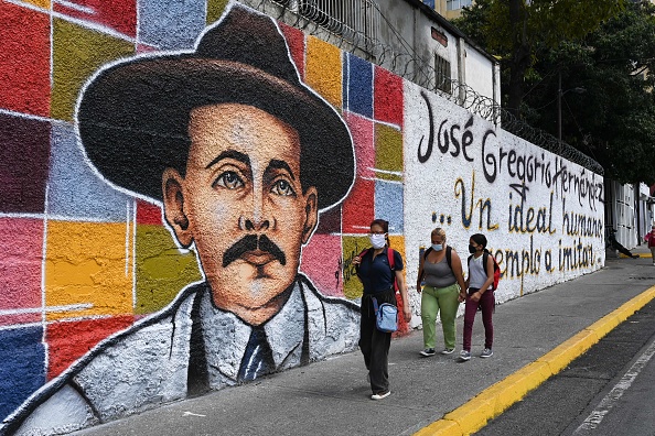 Une peinture murale représente le médecin vénézuélien Jose Gregorio Hernandez, également appelé « le médecin des pauvres », à Caracas le 30 avril 2021. Photo par Yuri CORTEZ / AFP via Getty Images.