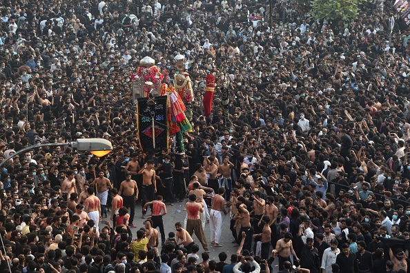 -Des fidèles musulmans chiites participent à une procession pour commémorer l'anniversaire de la mort du compagnon et gendre du prophète Mohammad, l'imam Ali, à Lahore, le 4 mai 2021.  Photo Arif ALI / AFP via Getty Images.
