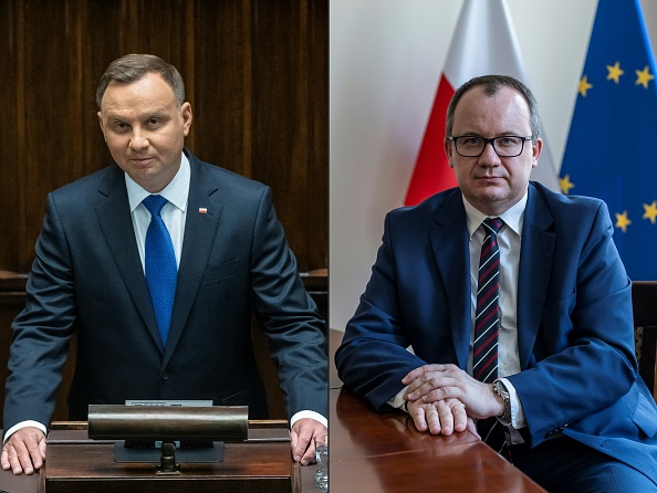 Cette combinaison d'images montre (à gauche) le président polonais Andrzej Duda après avoir prêté serment pour un deuxième mandat au parlement polonais à Varsovie le 6 août 2020; et le médiateur polonais Adam Bodnar dans son bureau lors d'un entretien avec l'AFP, à Varsovie, Pologne, le 28 avril 2021. (Photo : WOJTEK RADWANSKI/AFP via Getty Images)