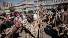 Hommage des Zoulous à leur reine défunte dans les rues de Johannesburg