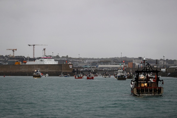 -Les bateaux de pêche français manifestent devant le port de Jersey pour les restrictions injustes sur leur capacité à pêcher dans les eaux britanniques après le Brexit, le 6 mai 2021. Photo par Sameer Al-DOUMY /AFP via Getty Images.