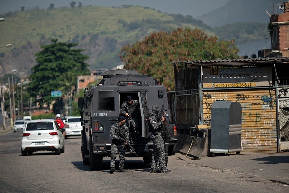 -Une opération contre des trafiquants de drogue dans la favela Jacarezinho à Rio de Janeiro, Brésil, le 6 mai 2021. Photo de MAURO PIMENTEL/AFP via Getty Images.