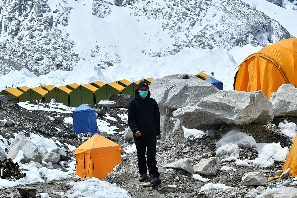 -Une épidémie de coronavirus sur le mont Everest a vu des dizaines de personnes évacuées par hélicoptère. Photo de PRAKASH MATHEMA/AFP via Getty Images.