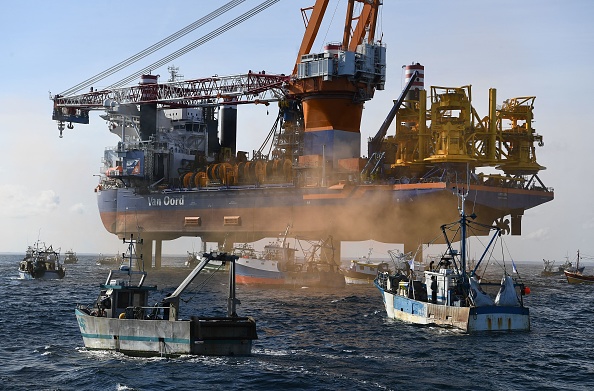 72 bateaux de pêche ont manifesté contre le projet d'éoliennes géantes en mer en entourant le navire-plateforme du parc éolien dans la baie de Saint-Brieuc. (FRED TANNEAU/AFP via Getty Images)