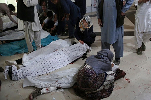 -Des membres de la famille et des proches pleurent à l'intérieur d'un hôpital à côté des corps de victimes décédées dans une explosion à l'extérieur d'une école de Kaboul le 8 mai 2021. Photo ZAKERIA HASHIMI/AFP via Getty Images.