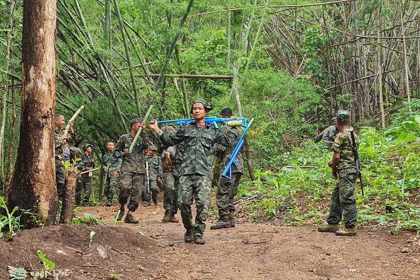 -Des exercices militaires avec la Brigade 6 de l'Union nationale karen (KNU), un groupe rebelle armé dans l'est de l'État de Karen, le 9 mai 2021. Photo par STR/AFP via Getty Images.
