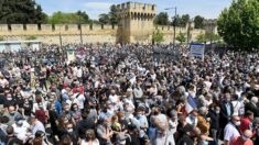 Hommage au policier tué : des milliers de personnes devant le commissariat d’Avignon