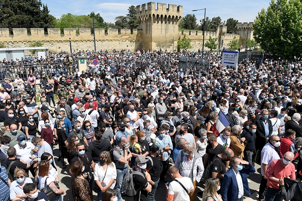 Des milliers de  personnes se sont rassemblées devant le commissariat principal d'Avignon le 9 mai 2021, pour rendre hommage au policier Eric Masson, tué le 5 mai lors d'une opération anti-drogue. (Photo :  NICOLAS TUCAT/AFP via Getty Images)