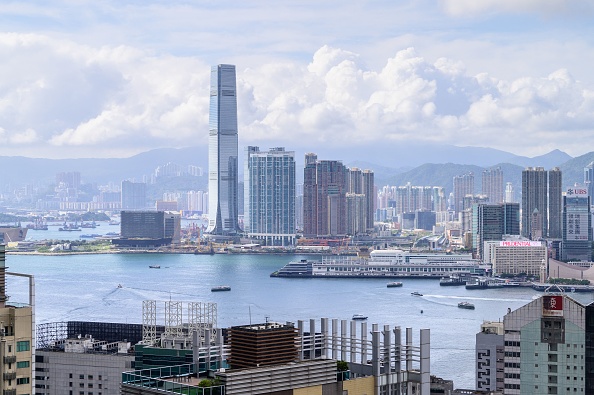 -Une vue générale montre les bâtiments résidentiels et commerciaux, vus de l’Île de Hong Kong le 11 mai 2021. Photo par Anthony WALLACE / AFP via Getty Images.