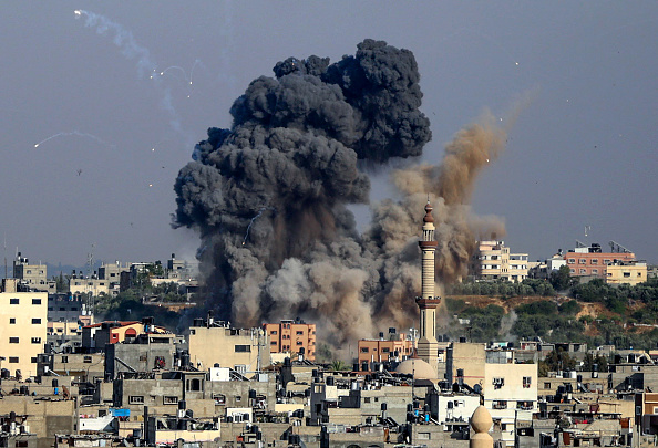 - Israël et le mouvement islamiste Hamas à Gaza ont échangé des tirs nourris, tuant au moins 26 Palestiniens et deux Israéliens, le 11 mai 2021. Photo par ANAS BABA / AFP via Getty Images.