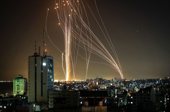 Des roquettes sont lancées depuis la ville de Gaza, contrôlée par le mouvement palestinien Hamas, en direction de Tel Aviv, le 11 mai 2021. (Photo : ANAS BABA/AFP via Getty Images)