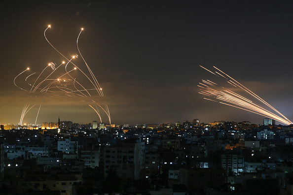 Des roquettes sont tirées par le mouvement Hamas en direction du sud d'Israël depuis Beit Lahia, dans le nord de la bande de Gaza dans la nuit du 14 mai 2021. (Photo : ANAS BABA/AFP via Getty Images)