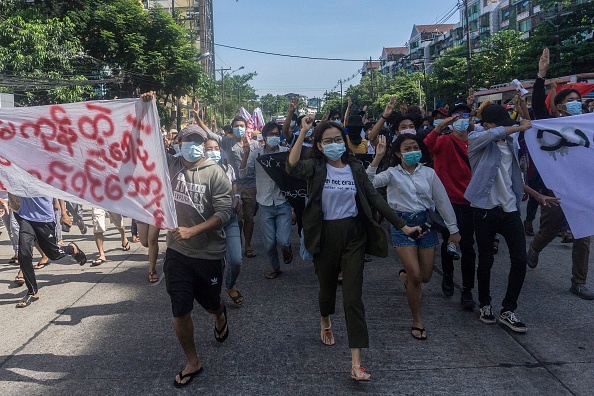 Des manifestants lors d'une manifestation contre le coup d'État militaire à Yangon le 14 mai 2021. Photo STR/AFP via Getty Images.