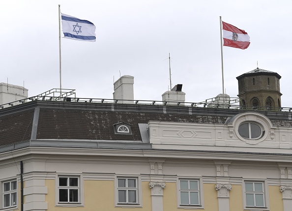 -La Chancellerie fédérale autrichienne a hissé le drapeau israélien en signe de solidarité, à Vienne le 14 mai 2021. Photo HELMUT FOHRINGER/APA/AFP via Getty Images.