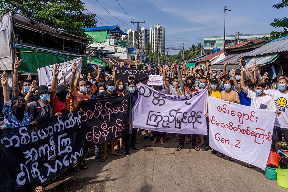 -Des manifestants participent à une manifestation contre le coup d'État militaire à Yangon le 15 mai 2021. Photo STR /AFP via Getty Images.