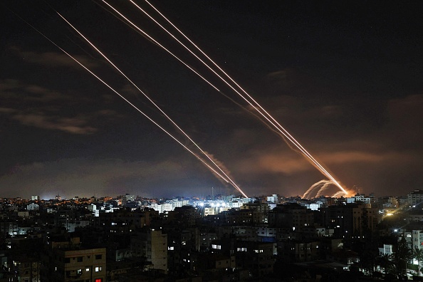 -Des roquettes sont tirées depuis la ville de Gaza, vers Israël le 16 mai 2021. Photo Mohammed ABED/AFP via Getty Images.