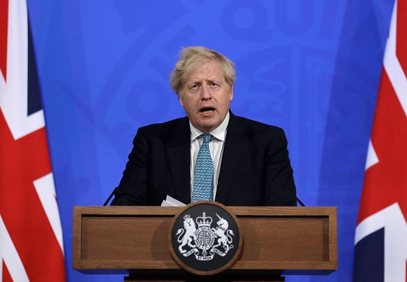 Le Premier ministre britannique Boris Johnson fait le point sur la pandémie de coronavirus Covid-19 lors d'une conférence de presse virtuelle dans la nouvelle salle de briefing de Downing Street, à Londres, le 14 mai 2021. (Photo : MATT DUNHAM/POOL/AFP via Getty Images)