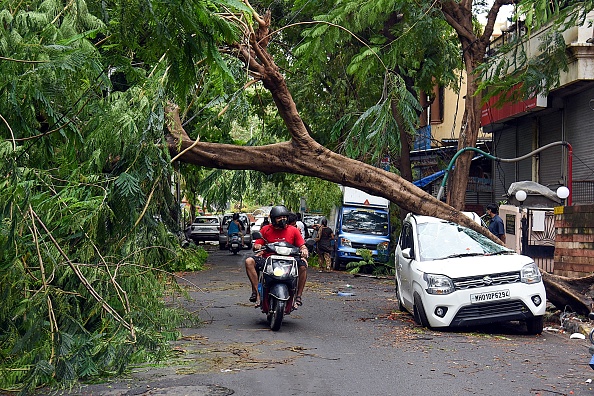 -Le cyclone Tauktae a frappé la côte ouest de l'Inde avec des vents violents et une pluie battante, 18 mai 2021. Photo par Sujit JAISWAL /AFP via Getty Images.