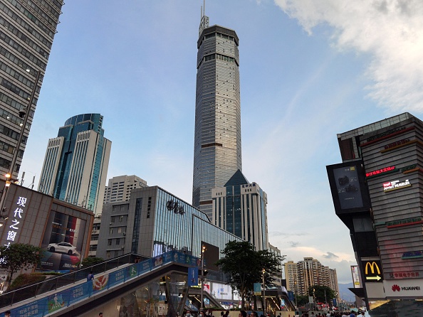 -Le 18 mai 2021, le SEG Plaza de 300 mètres de haut a commencé à trembler, à Shenzhen, dans la province du Guangdong, dans le sud de la Chine. Photo by STR/AFP via Getty Image.