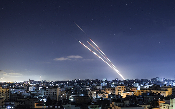 - Des roquettes sont lancées vers Israël depuis la ville de Gaza, contrôlée par le mouvement palestinien Hamas, le 18 mai 2021. Photo de MAHMUD HAMS /AFP via Getty Images. 