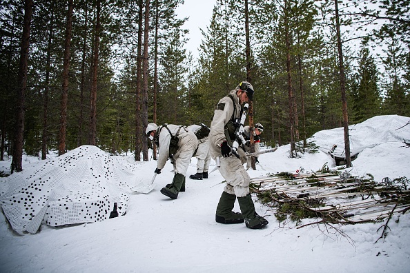 Des soldats de l'un des bataillons de Rangers suédois, des troupes spécialisées dans le travail par temps froid, le 19 mars 2021. Photo de Jonathan NACKSTRAND/AFP via Getty Images.