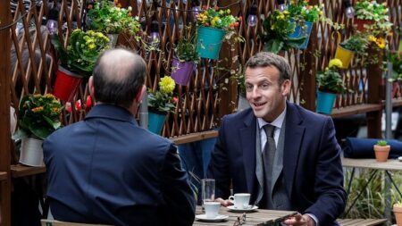 Déconfinement : Emmanuel Macron salue la « liberté retrouvée » en terrasse