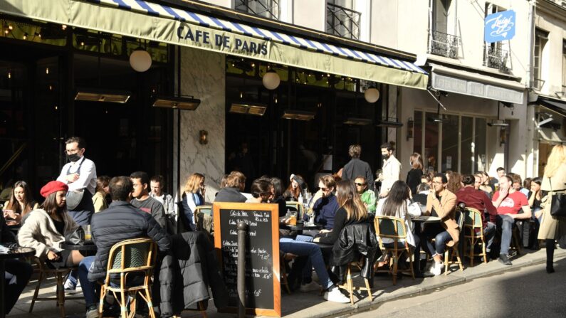Des clients sur les terrasses, à Paris, en mai 2021 (Bertrand GUAY / AFP)