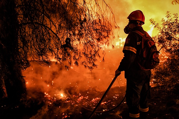 -Des dizaines de villageois grecs ont été évacués tôt le 20 mai 2021 alors qu'un feu de forêt faisait rage autour de l'habitat faunique protégé du mont Geraneia. Photo par VALERIE GACHE / AFP via Getty Images.