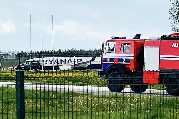 Un Boeing 737 de Ryanair (numéro de vol FR4978) est stationné sur le tarmac de l'aéroport international de Minsk, le 23 mai 2021. (Photo : AFP via Getty Images)