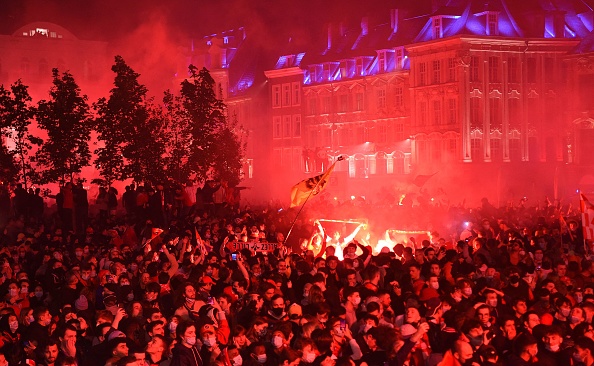 Les supporters de Lille célèbrent après avoir remporté le titre de champion de France de L1 à Lille le 23 mai 2021. (Photo : FRANCOIS LO PRESTI/AFP via Getty Images)