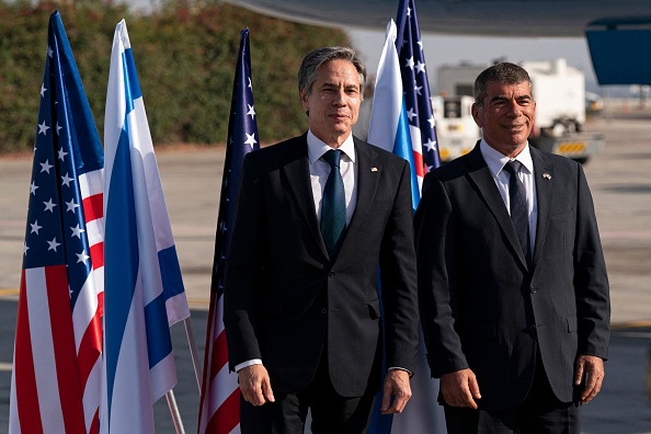 -Le secrétaire d'État Antony Blinken, avec le ministre israélien des Affaires étrangères Gabi Ashkenazi à son arrivée à l'aéroport Ben Gourion de Tel Aviv, le 25 mai 2021, Israël. Photo par Alex Brandon / POOL / AFP via Getty Images.