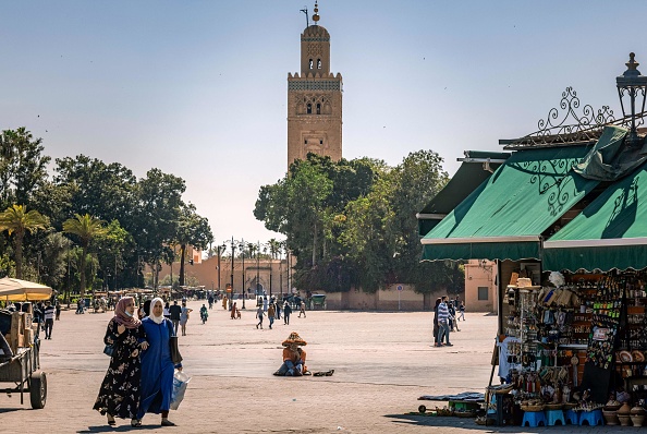 -Peu de gens marchent sur la Place Jemaa el-Fna dans la ville marocaine de Marrakech, le 6 mai 2021. Photo de FADEL SENNA /AFP via Getty Images.