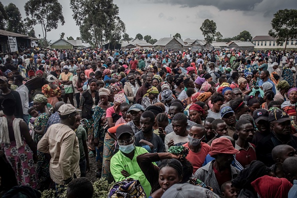 -Des résidents déplacés par l'éruption volcanique du mont Nyiragongo du 22 mai 2021 attendent de recevoir une aide humanitaire le 26 mai 2021. Photo de Guerchom Ndebo /AFP via Getty Images