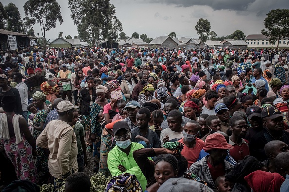-Des résidents déplacés par l'éruption volcanique du mont Nyiragongo du 22 mai 2021 attendent de recevoir une aide humanitaire le 26 mai 2021. Photo de Guerchom Ndebo /AFP via Getty Images