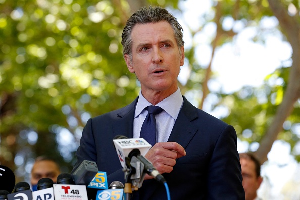 -Le gouverneur de Californie, Gavin Newsom, a chargé un cabinet d'avocats dans l'étude du dossier de de Kevin Cooper. Photo par Amy Osborne /AFP via Getty Images.