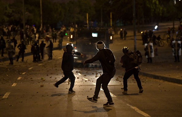 -Des manifestants affrontent la police anti-émeute lors d'une manifestation, à Portal dans le sud de Bogota, en Colombie, le 27 mai 2021. Photo de Raul ARBOLEDA / AFP via Getty Images.