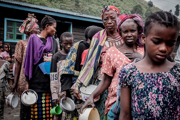 Des habitants déplacés de Goma font la queue pour recevoir de la nourriture distribuée par le mouvement citoyen `` Lucha '' pour aider la population déplacée à Sake, à 25 km au nord-ouest de Goma, le 28 mai 2021. (Photo : GUERCHOM NDEBO/AFP via Getty Images)