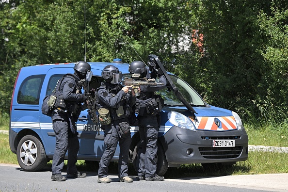 Le Groupe d'intervention de la gendarmerie nationale (GIGN) sur place lors de l'attaque au couteau d'une policière municipale, le 28 mai 2021, à La Chapelle-sur-Erdre, près de Nantes. (Photo :  LOIC VENANCE/AFP via Getty Images)