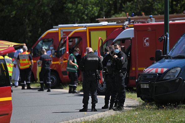 Des gendarmes se tiennent près de véhicules de pompiers après l'attaque au couteau d'une policière municipale, le 28 mai 2021, à La Chapelle-sur-Erdre, près de Nantes. (Photo : LOIC VENANCE/AFP via Getty Images)