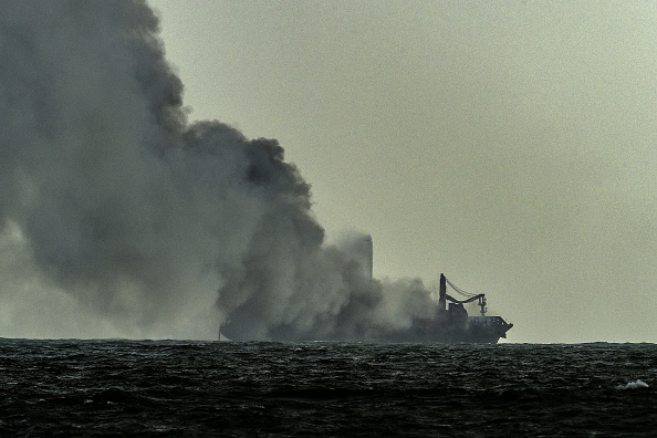 -De la fumée s'échappe du porte-conteneurs qui brûle pour la neuvième journée consécutive dans la mer au large du port de Colombo au Sri Lanka, le 28 mai 2021. Photo d'Ishara S. KODIKARA / AFP via Getty Images.